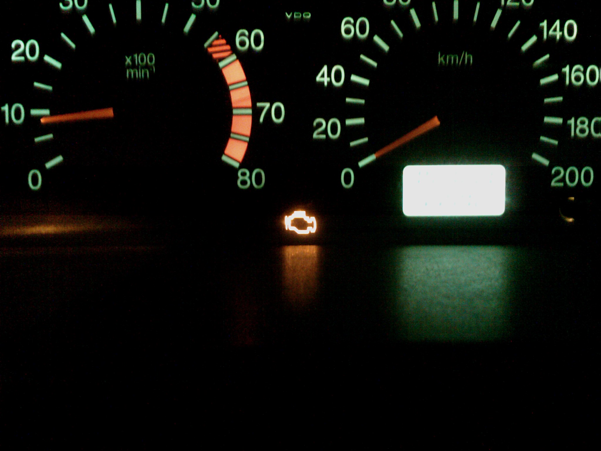 لمبة Check Engine مضاءة في لوحة عدادات سيارة